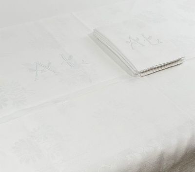 un lit recouvert d'une couette blanche et d'une paire de serviettes