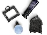 trois bijoux sont présentés sur une surface blanche