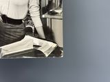 une photo en noir et blanc d'une femme debout dans une cuisine