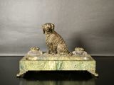 une statue représentant un chien assis sur une table