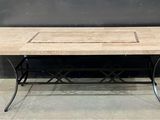une image représentant une table avec un plateau en carrelage et des pieds en métal