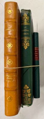 plusieurs livres empilés les uns sur les autres
