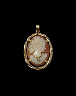 un pendentif en camée d'or et de coquillage représentant le profil d'une femme