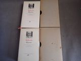 trois livres sont empilés sur une table