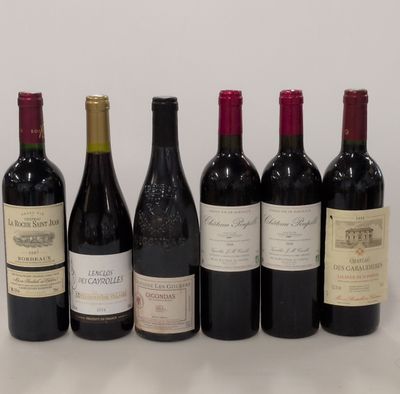 plusieurs bouteilles de vin sont alignées sur une surface blanche