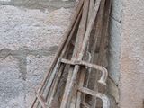 un tas de vieux outils appuyé contre un mur de briques
