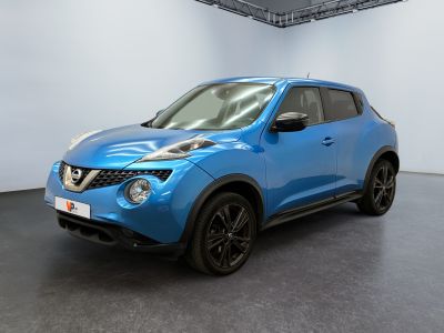 Le SUV Nissan Juke bleu est garé dans un showroom.
