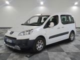 la photo d'une petite camionnette blanche garée dans un garage
