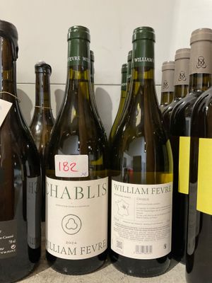 plusieurs bouteilles de vin sont alignées sur un comptoir