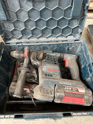 deux outils dans une boîte à outils posée par terre