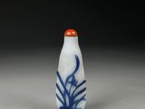 a blue and white glass snuff bottle with a flower design