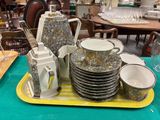 un plateau sur lequel sont posés des assiettes et des tasses