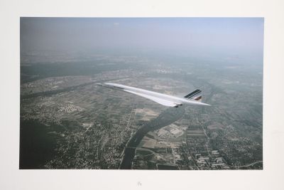 une photo d'une photo représentant un avion volant dans le ciel