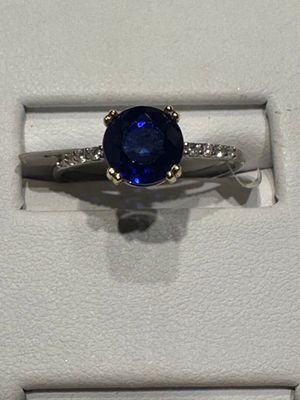 une photo d'une bague sertie d'une pierre bleue