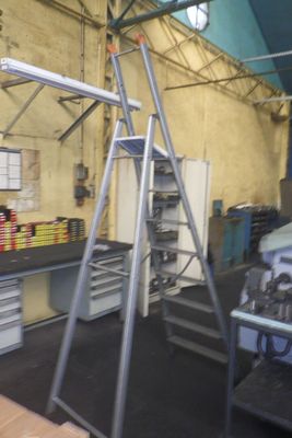 une échelle posée debout dans une pièce