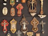 de nombreux objets religieux exposés sur un fond noir