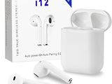 une photo d'une paire d'AirPods posée à côté d'une boîte
