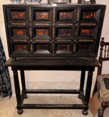 une vieille armoire en bois dotée de nombreux tiroirs