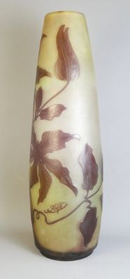 un vase jaune orné d'un motif floral