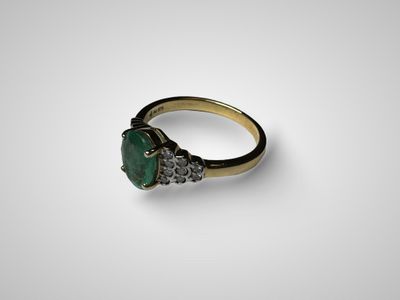 une bague en or sertie d'une pierre verte et de diamants
