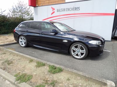 la photo d'une voiture noire garée devant un bâtiment