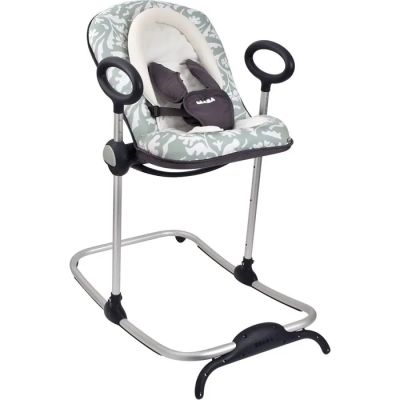 le bébé est assis dans sa chaise haute, le siège relevé