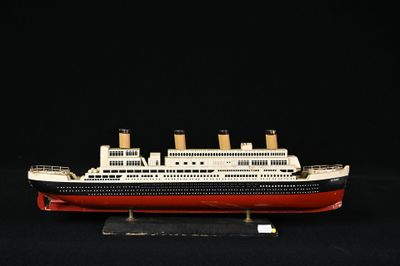 une image représentant une maquette de bateau sur un fond noir
