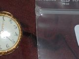 une photo d'une montre de poche à laquelle est attachée une étiquette