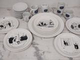 beaucoup d'assiettes et de tasses sur la table
