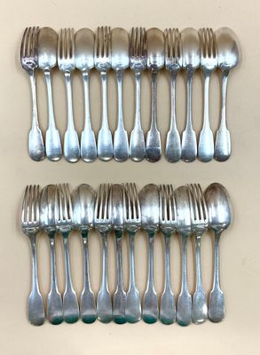 six fourchettes et cuillères sont disposées en rangée sur une table