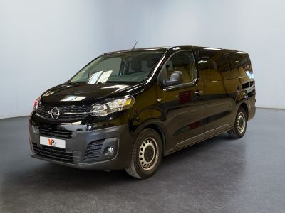 La camionnette noire est garée dans la pièce vide de l'immeuble.