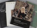Trois livres sur l'art africain sont posés sur une table