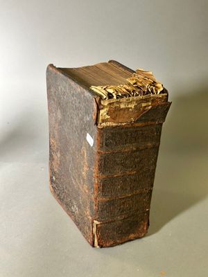 un vieux livre posé sur une table