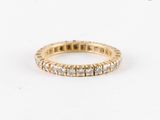 Gros plan sur une bague en or ornée de diamants