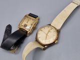 une photo montrant deux montres posées sur une table