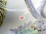un gros plan d'un vase sur lequel est peint un oiseau