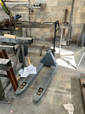 une photo d'un établi dans un bâtiment en cours de construction