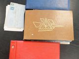 deux portefeuilles, un rouge et un bleu, posés l'un à côté de l'autre sur une table