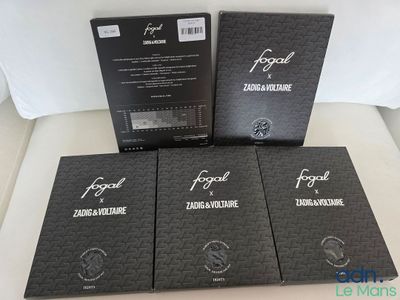 Trois boîtes destinées à l'emballage d'un nouveau produit sont posées sur une surface blanche.
