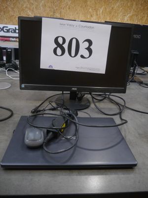 un écran d'ordinateur posé sur un bureau, avec une souris dessus