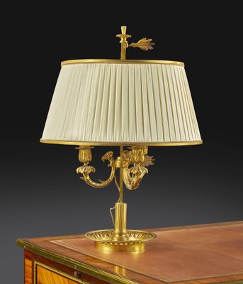 une image représentant une lampe posée sur un bureau, surmontée d'un abat-jour