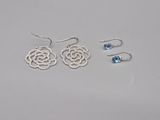deux paires de boucles d'oreilles ornées de cristaux de topaze bleue et de topaze blanche