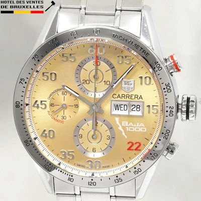 un gros plan d'une montre au cadran jaune