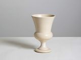une image représentant un vase blanc posé sur une table