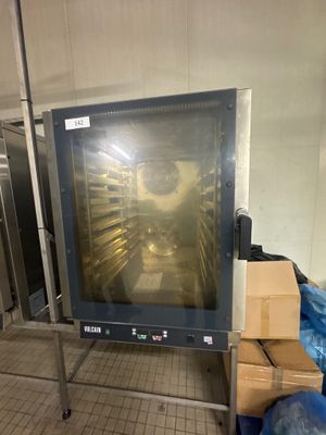 une image d'un four commercial dans une cuisine commerciale