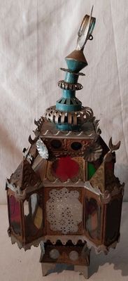 une petite boîte décorative surmontée d'un oiseau