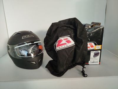 un casque et un sac posés sur une étagère