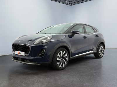 une voiture bleue garée dans une pièce blanche au sol noir