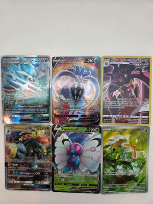 plusieurs cartes de pokémon sont alignées sur une surface blanche