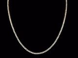 un collier « tennis » en diamants sur fond noir